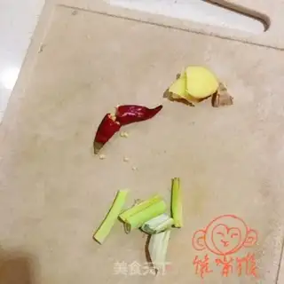 Make Garlic sprouts back to the pot step 1