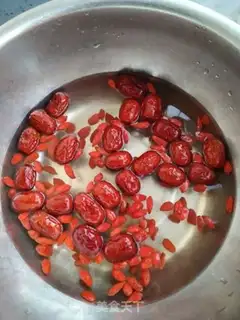 Make Silver-eared lotion soup step 1