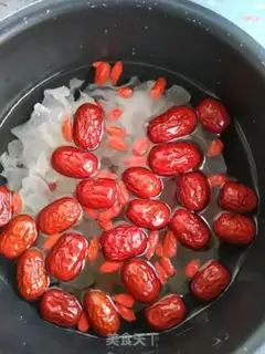 Make Silver-eared lotion soup step 2