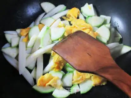 Make The ducks are fried noodles step 4