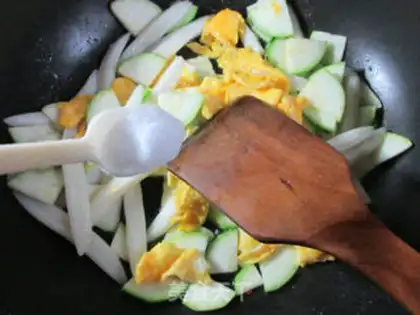 Make The ducks are fried noodles step 5