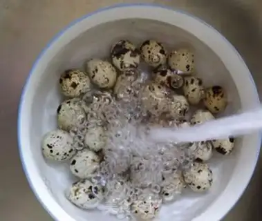 Make Red roasted quail eggs step 1