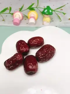 Make The baby eats the red dates step 3