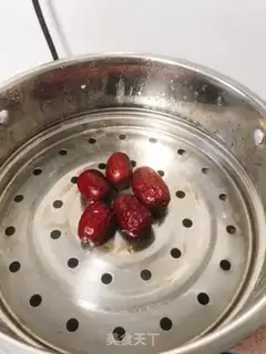 Make The baby eats the red dates step 4