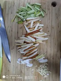 Make Celery fried beans step 1