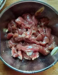 Make Carrot beef and rice powder step 1