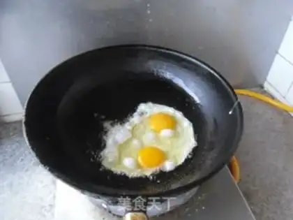 Make Egg sauce and rice step 1