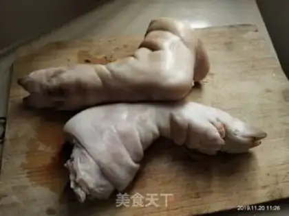 Make Pork hooves, chestnut date soup step 0