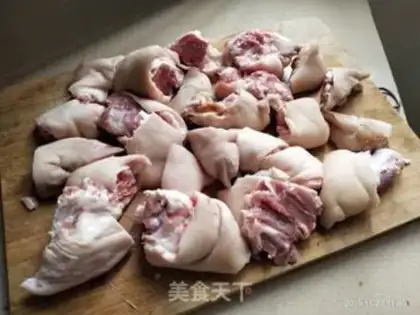 Make Pork hooves, chestnut date soup step 1