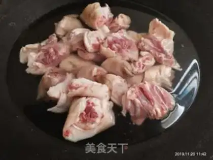 Make Pork hooves, chestnut date soup step 2