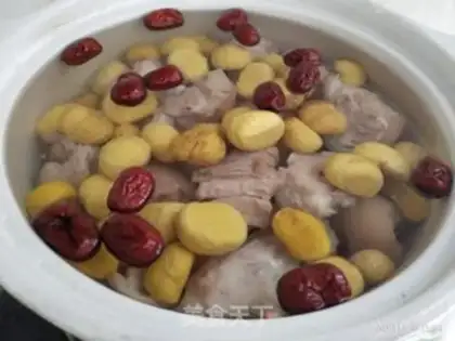 Make Pork hooves, chestnut date soup step 6