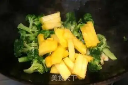 Make Pineapple and broccoli step 4