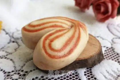 Make Two-coloured dragon heart buns step 16