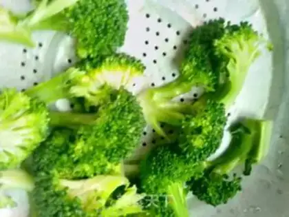 Make Garlic broccoli step 1