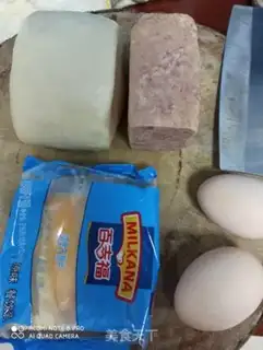 Make A ham and eggs sandwich step 0
