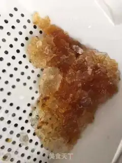 Make Peach glue silver ear soup step 1