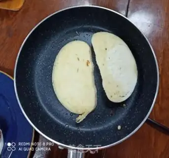 Make A ham and eggs sandwich step 3