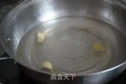 Make Eggs and leaves soup step 2