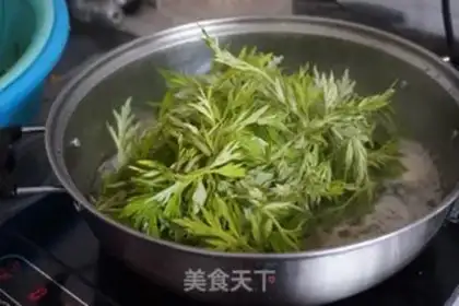 Make Eggs and leaves soup step 4