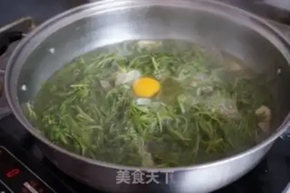 Make Eggs and leaves soup step 5