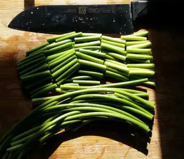 Make Garlic sprouts step 1