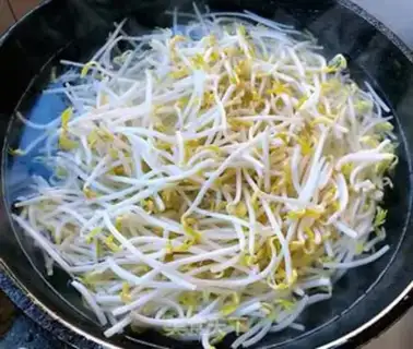 Make Cream of bean sprouts, carrot sausage step 1