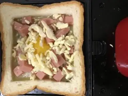 Make Cheese ham and eggs sandwich step 4