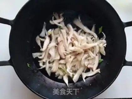 Make Twin mushroom omelet soup step 4