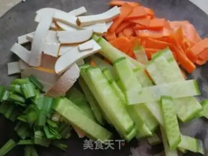Make Shrimp and vegetable fried cat ears step 2