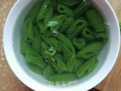 Make Shrimp and vegetable fried cat ears step 5