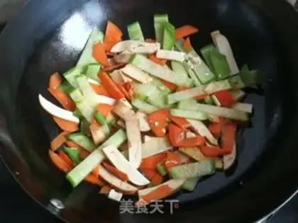 Make Shrimp and vegetable fried cat ears step 8