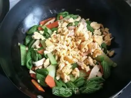 Make Shrimp and vegetable fried cat ears step 10