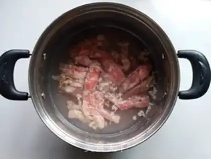 Make The lamb duck blood soup step 1