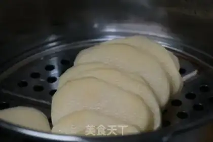 Make Shrimp potato mashed pizza step 1