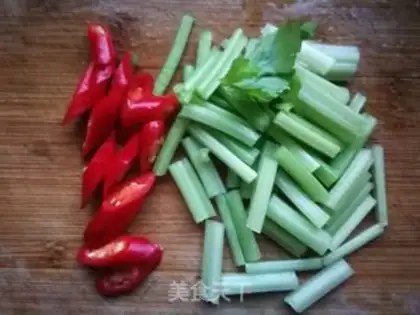 Make Celery eggs fried cat ears step 0