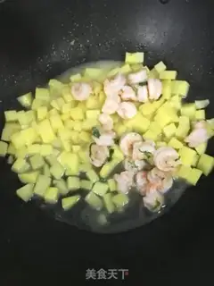 Make Curry potato shrimp step 1