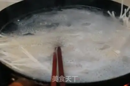 Make Spicy noodles for eggs and shrimp step 1