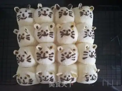 Make Ugly cat squeezing bread step 9
