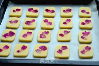Make Rose cookies step 6
