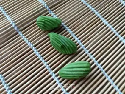 Make Spinach cat ears step 4