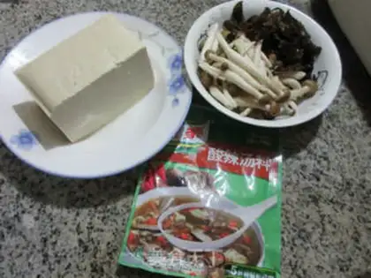 Make Soccer fungus tofu soup step 0