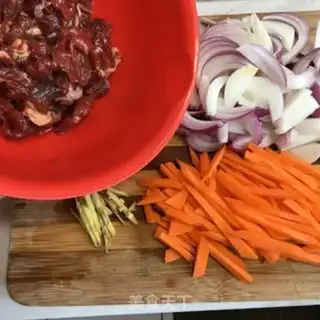 Make Carrot onion fried beef step 0