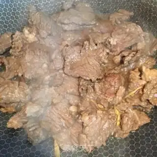 Make Carrot onion fried beef step 2