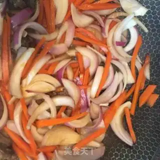 Make Carrot onion fried beef step 4