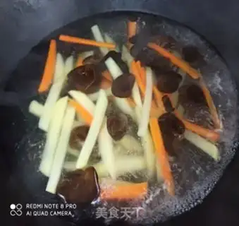 Make Spicy sauerkraut mushroom sauce step 1