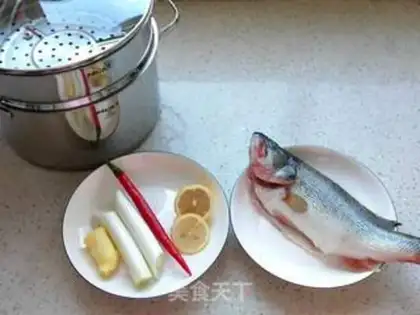 Make Peacock open-screen fish step 0