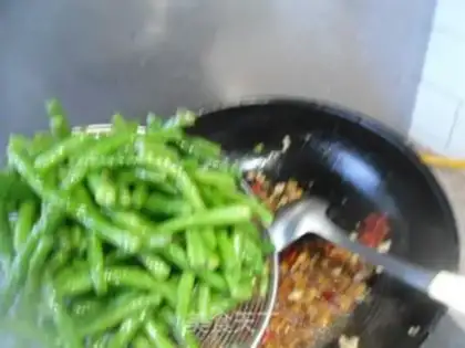 Make The meatloaf is fried with beans step 8