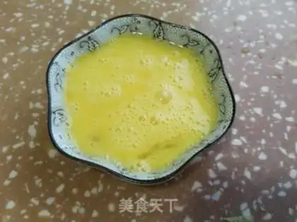 Make Squeeze radish and egg soup step 1