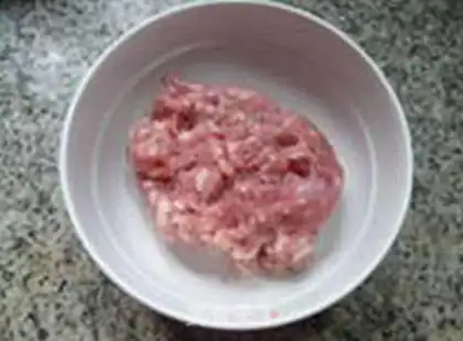 Make Onion meat roasted noodles step 1