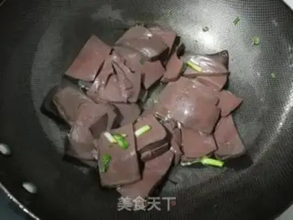 Make Garlic seeded duck blood step 1